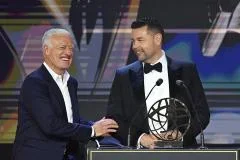 Didier Deschamps a remis le trophée du meilleur entraîneur de Ligue 1 à Pierre Sage, ce lundi. (Alexis Réau/L'Équipe)