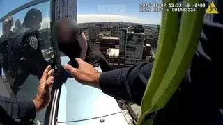La policía de Nueva York rescata a una mujer al borde de un rascacielos
