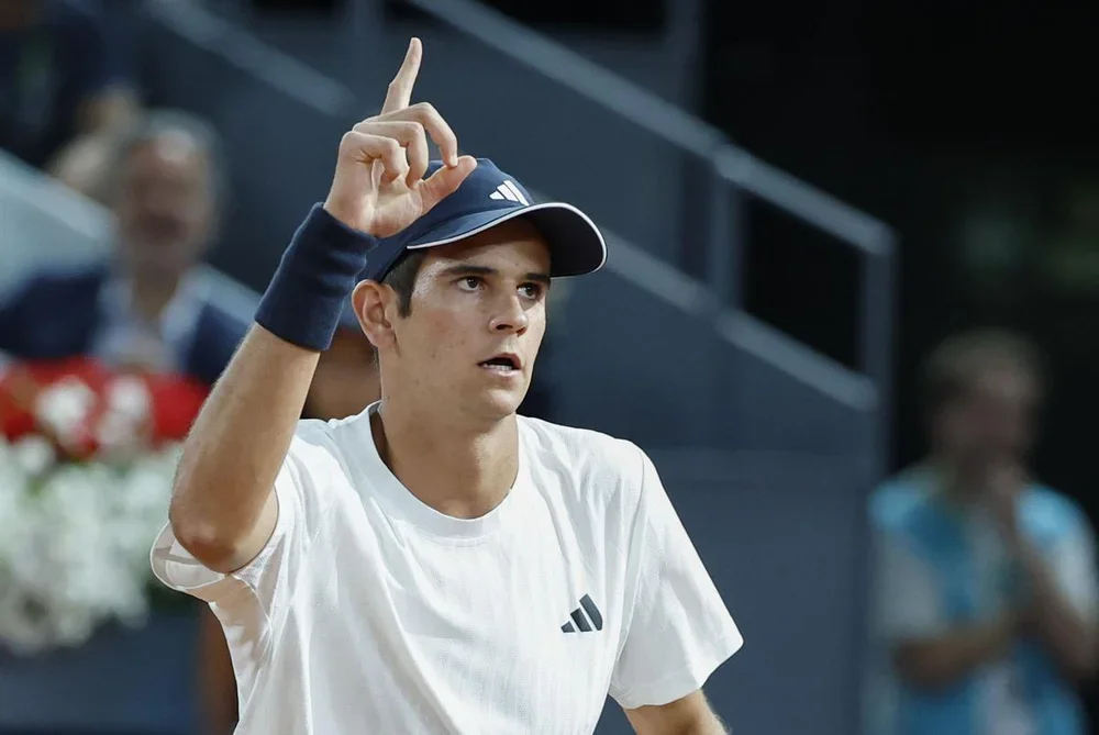 MADRID, 29/04/2026.-El tenista español Rafael Jódar, celebra un tanto ante el tenista italiano Jannik Sinner, durante su partido de cuartos de final del Abierto de Madrid, disputado este miércoles en la Caja Mágica en Madrid. EFE/Chema Moya