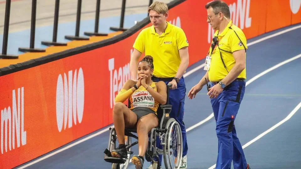 Mikaelle Assani verletzt sich im Finale der Weitsprung Hallen-Europameisterschaft und wird im Rollstuhl weggebracht.